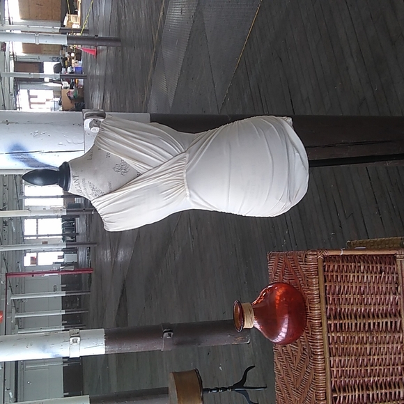 NWT Patty Boutik cream sleeveless blouse with Ruched sides (size medium) - Picture 1 of 3